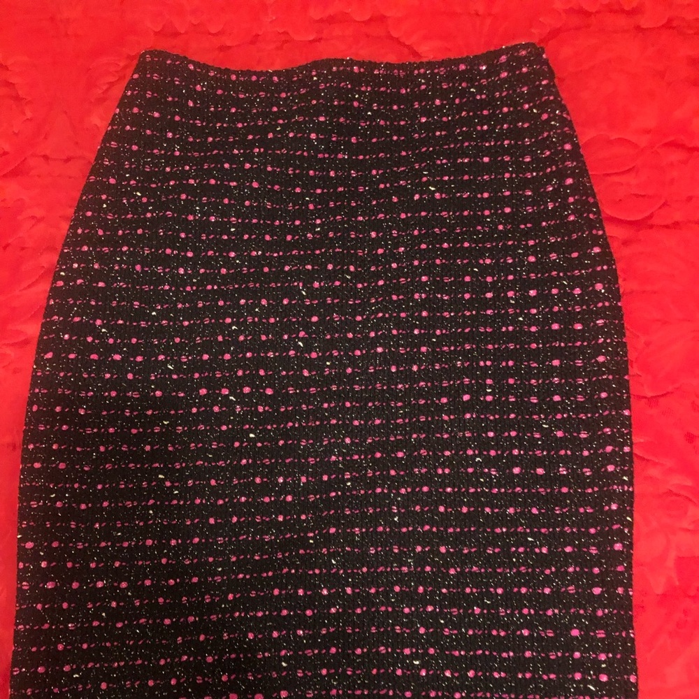 St. John Black and Fuchsia Shimmer Skirt Size 2